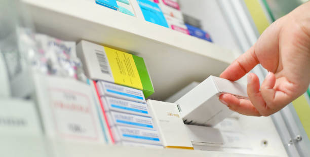 Cajas de medicamentos para imprimir; personal realizando la elección de un medicamento