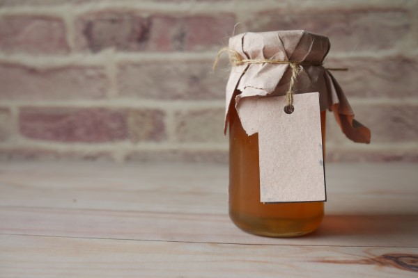 Etiquetas de productos para imprimir; presentación de un frasco de miel con un tipo de etiqueta personalizada para ser más atractivo el producto.