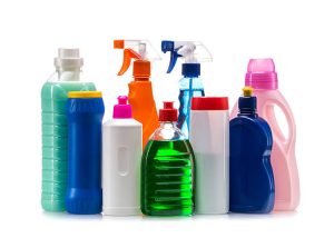 Etiquetas de productos de limpieza; varios productos de limpieza alineados