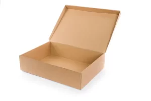 Cajas de productos; mano agarrando una pala, con la cual está rellenando una caja