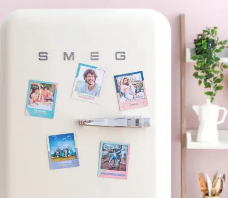 Fotografías tipo Polaroid adheridas en la puerta de un refrigerador con vinil adhesivo en la parte posterior como ejemplo de vinil magnético vs vinil adhesivo.
