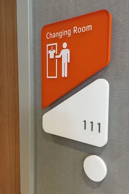 señalización industrial con imán que indica de forma clara la ubicación de los vestidores en un espacio corporativo o industrial